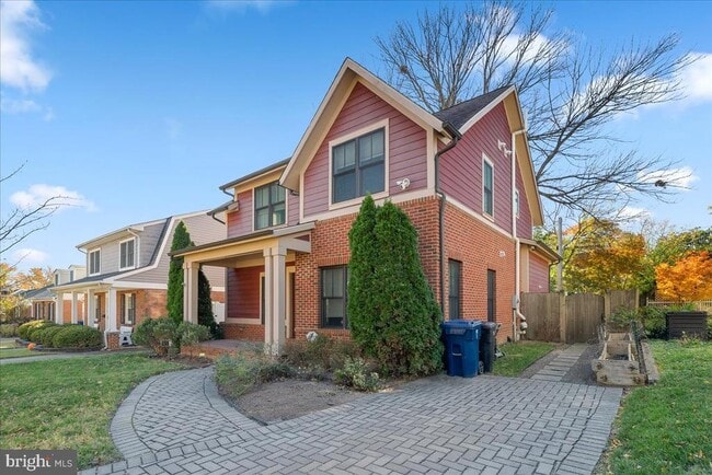 Building Photo - 902 Ramsey St