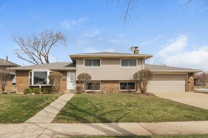 Building Photo - 17342 Oriole Ave