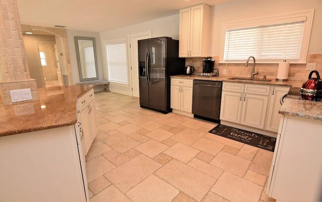 Building Photo - 2226 Siesta Dr