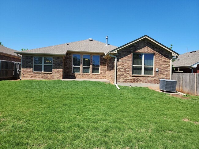 Building Photo - 2416 Arbor Dr