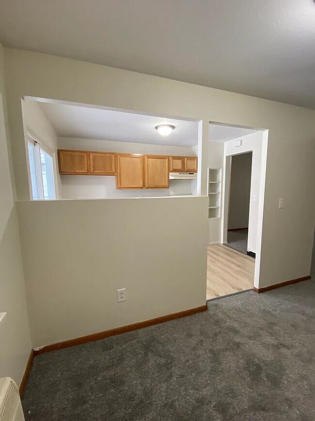 Building Photo - 2-Bedroom Remodeled Unit across from Lake Erie