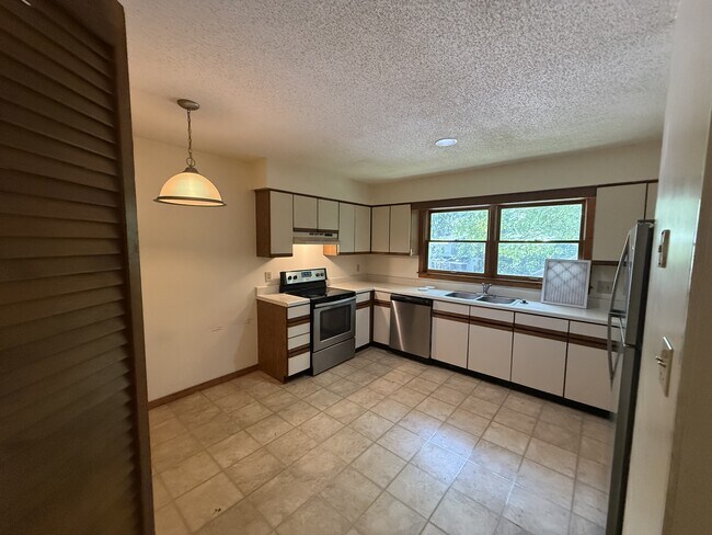 Building Photo - 113 S Peak Dr