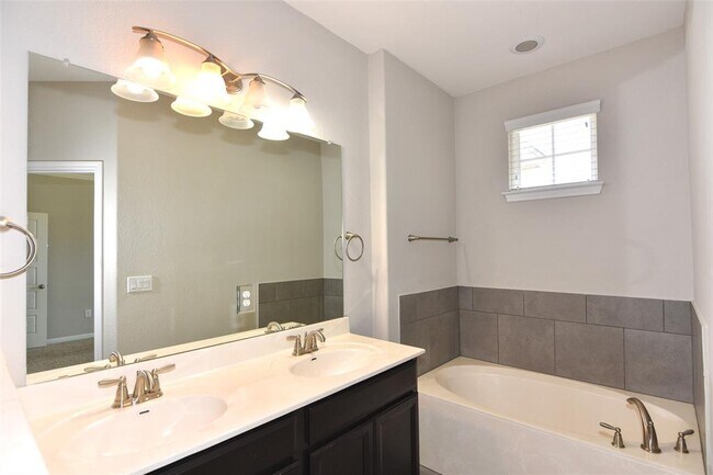 Building Photo - 13400 Briarwick Dr