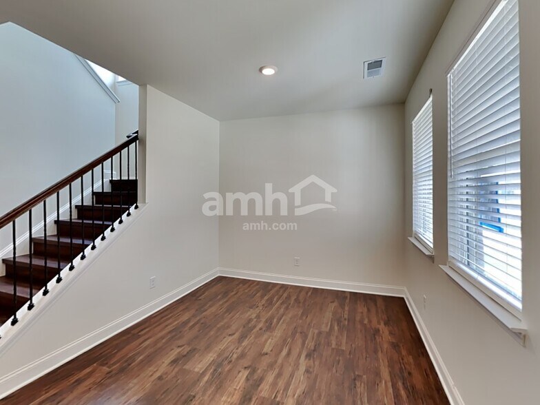 Building Photo - 889 Carnaby Ln