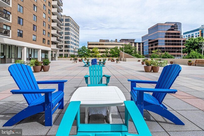 Building Photo - 3800 Fairfax Dr