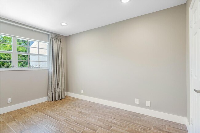 Building Photo - 1707 E Las Olas Blvd