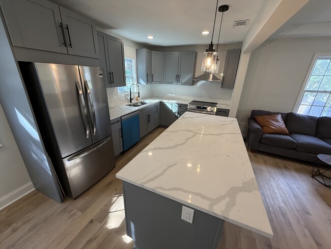 Building Photo - 2204 Redfern Rd