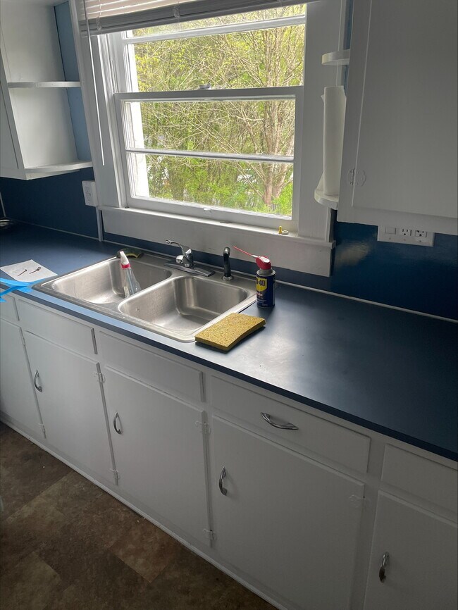 Kitchen - 713 S Cedar St