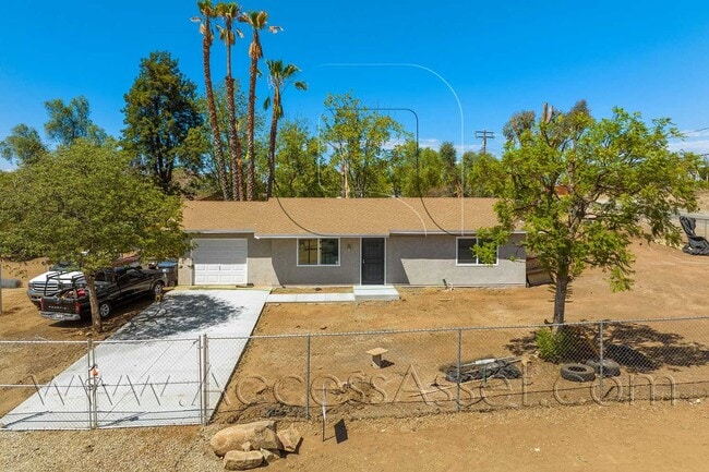 Building Photo - Large Lot! 2 Bed/ 1 Bath Single Family Property!