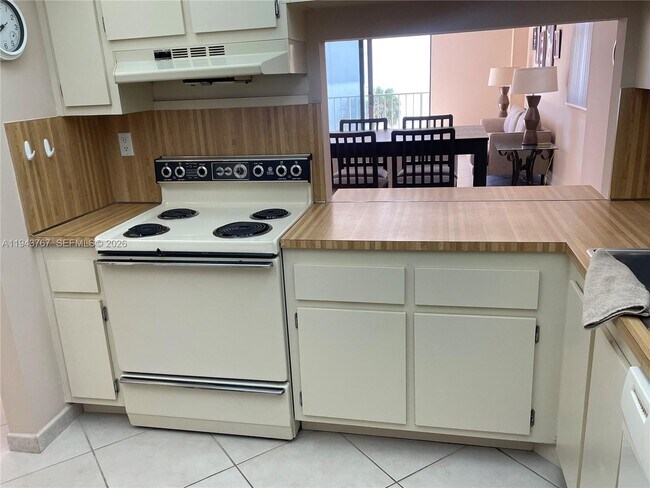 Building Photo - 2625 Collins Ave