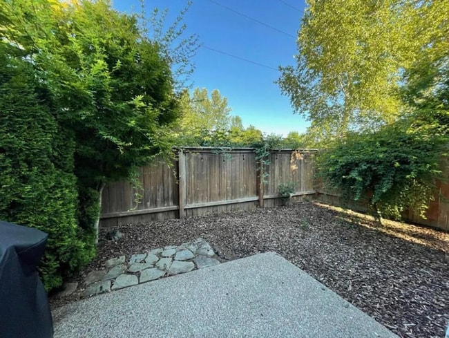 Building Photo - Spacious 3 Bedroom Home with Open Layout, Vaulted Bedrooms & Trail Access