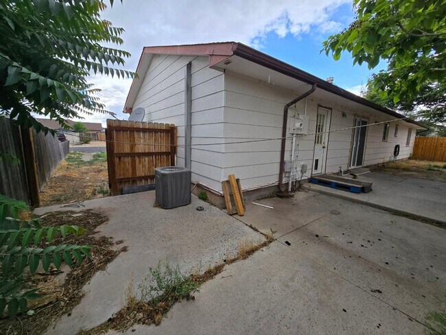 Building Photo - 474 Royal Ann Way