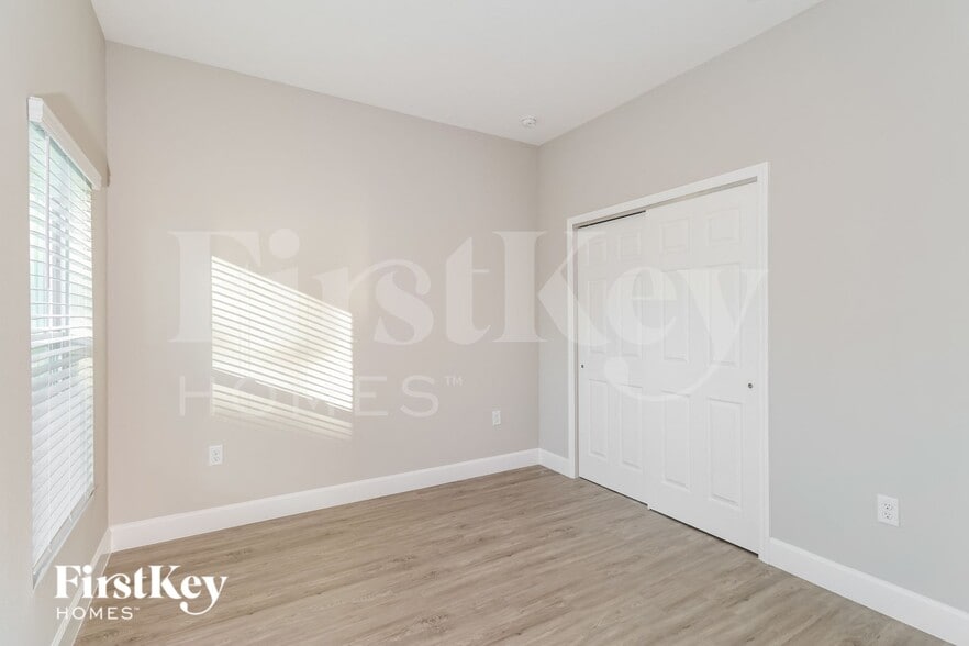 Building Photo - 518 White Plains Ave SW