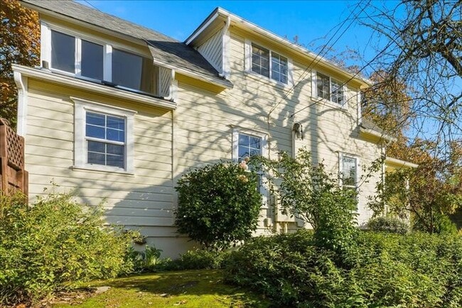 Building Photo - Charming Updated Home in SE Portland!