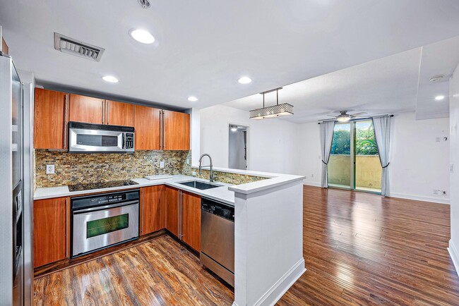 Building Photo - 610 Clematis St