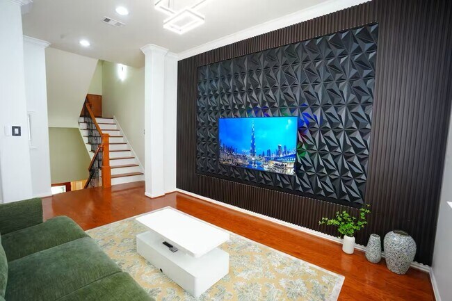 Building Photo - 5625 Dolores St