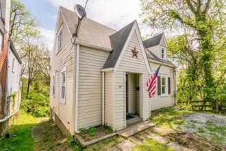 Building Photo - AVAILABLE AUGUST 1ST! DON'T MISS THIS BEAUTIFUL 2-BEDROOM HOME IN CLAIRTON!