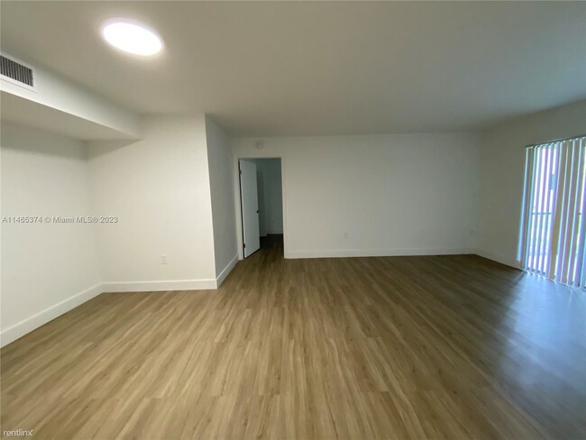 Building Photo - 2 br, 2 bath Condo - 20741 NE 4th Ct Apt 106