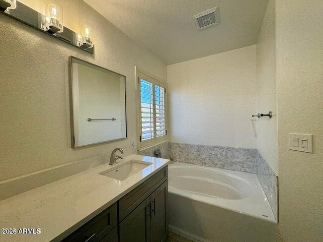 Building Photo - 1405 E Goldenrod St