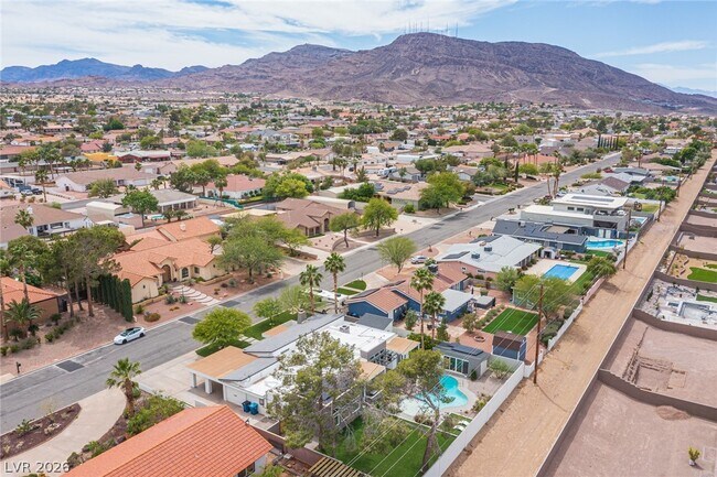 Building Photo - 330 E Country Club Dr