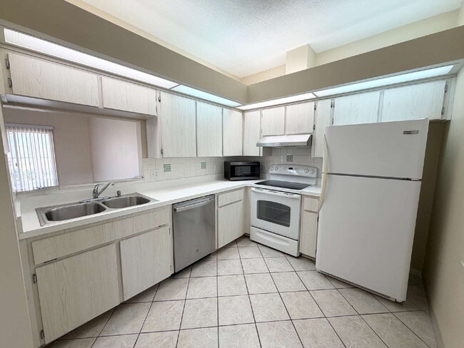 Building Photo - "Charming 2-Bed, 2-Bath Villa Retreat in New Port Richey!"