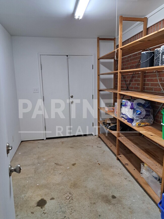 Building Photo - 844 Brookland Curv