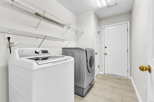 Building Photo - 7406 Mill Ridge Ct