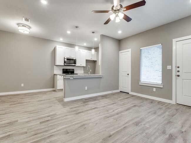 Building Photo - 3205-3207 Karen St