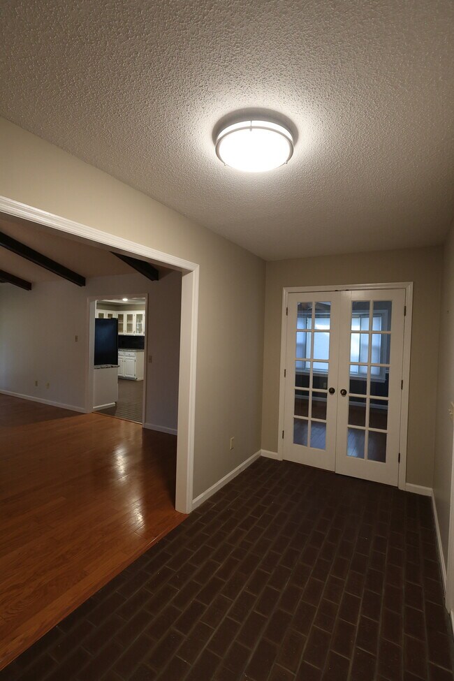 Building Photo - 313 Palomino Path