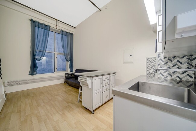 Building Photo - LOFTED STUDIO FOR RENT $2,200/mo