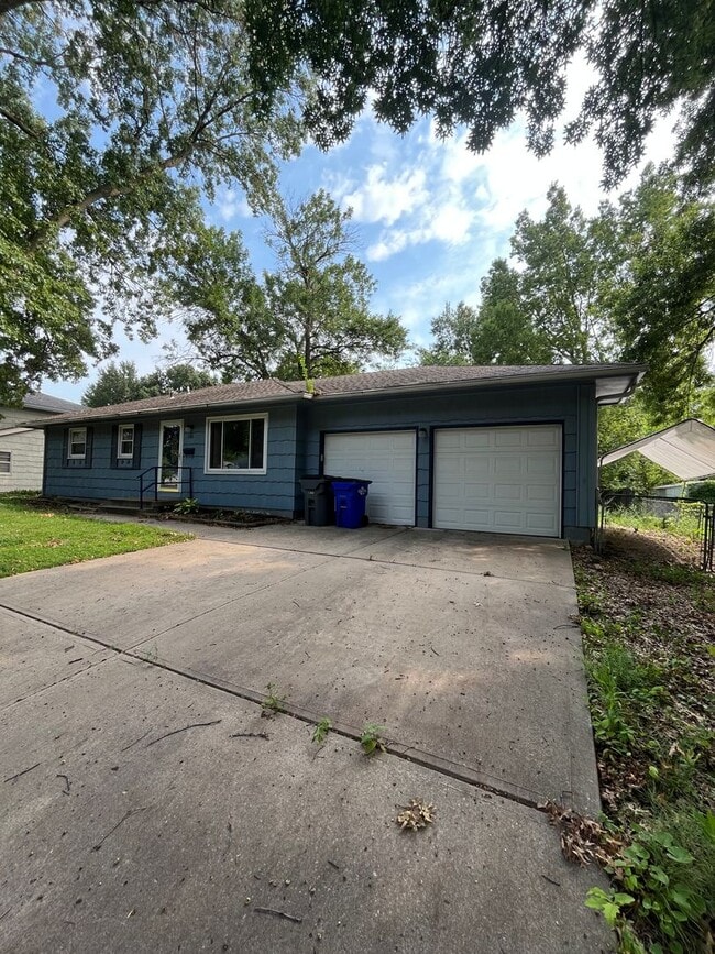 Building Photo - 1103 E Willow Dr