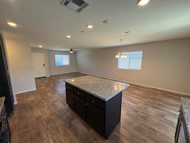 Building Photo - NW Visalia Home Available Now!