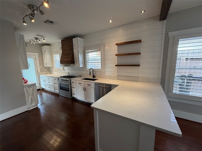 Building Photo - 305 Enid St