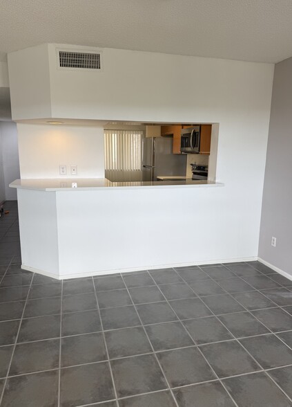 Building Photo - 835 S Osprey Ave