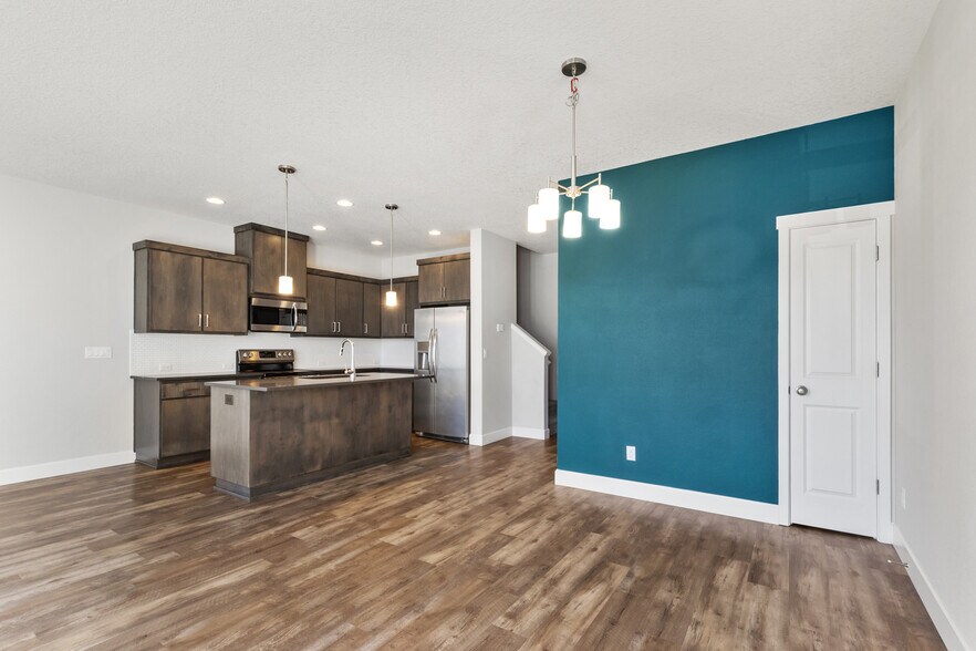 Building Photo - 7447 SE Chinquapin Dr