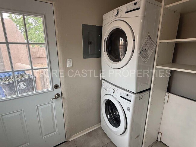 Building Photo - 1009 Bryn Mawr Dr NE
