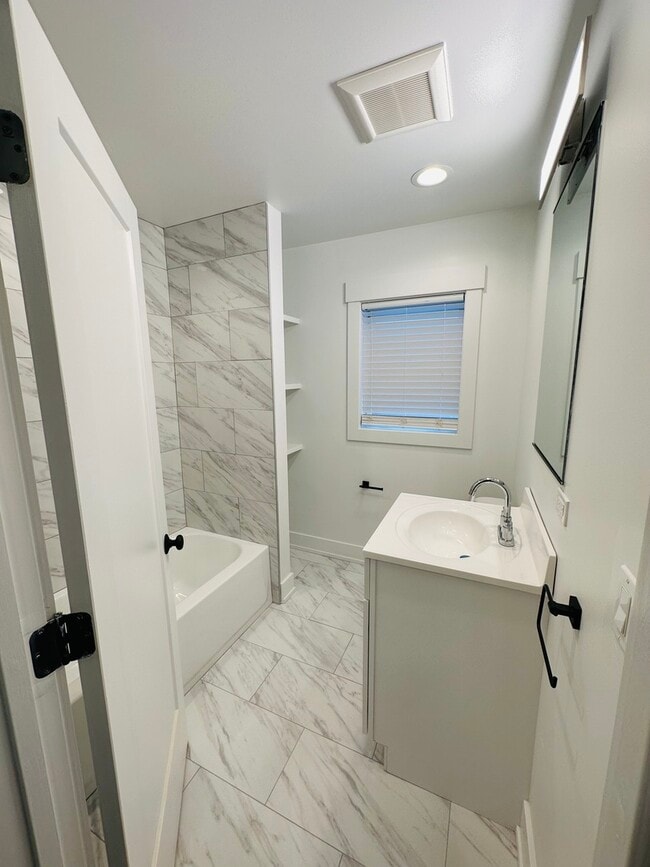 Building Photo - 3830 W Touhy Ave