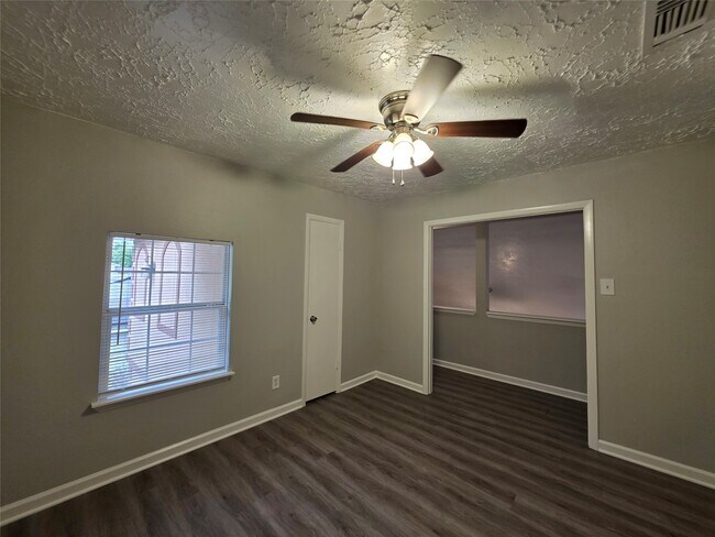 Building Photo - 507 Leicester Ln