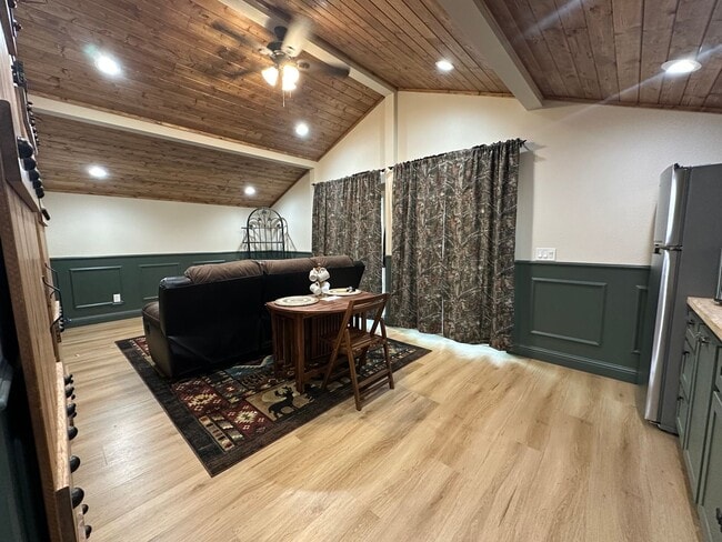 Building Photo - Fully Renovated 1 Bedroom Home - Across From the Meadow