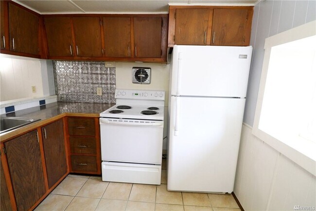 Building Photo - Bremerton Home with Bonus Rooms and Large Yard