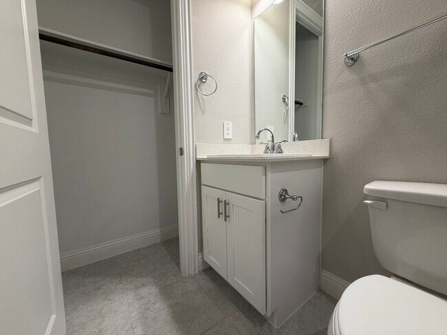 Building Photo - 624 Hutchinson Ln