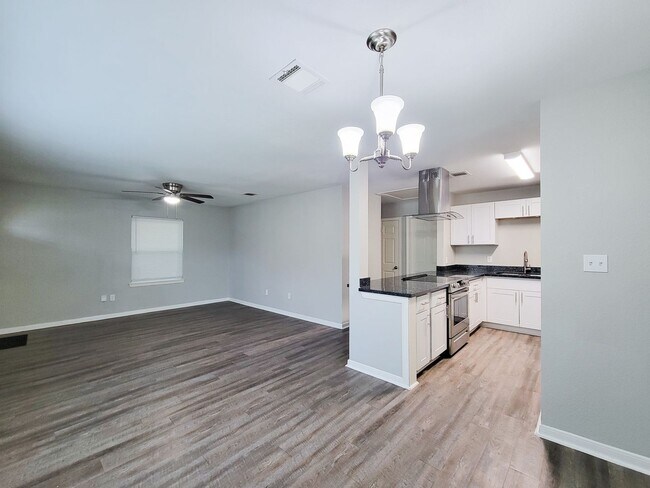 Building Photo - BEAUTIFUL REMODELED 3 BEDOOM LEASE HOME