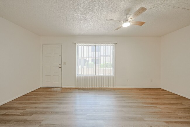 Building Photo - Value priced in North Phoenix!