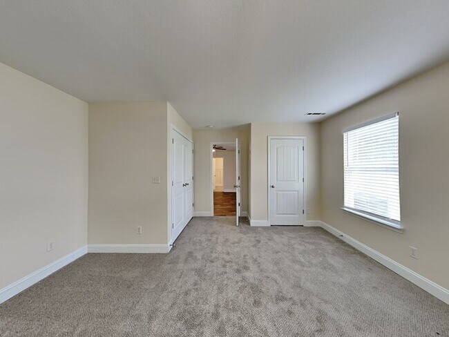 Building Photo - Beautiful 6 Bedroom Home located in Hampton!