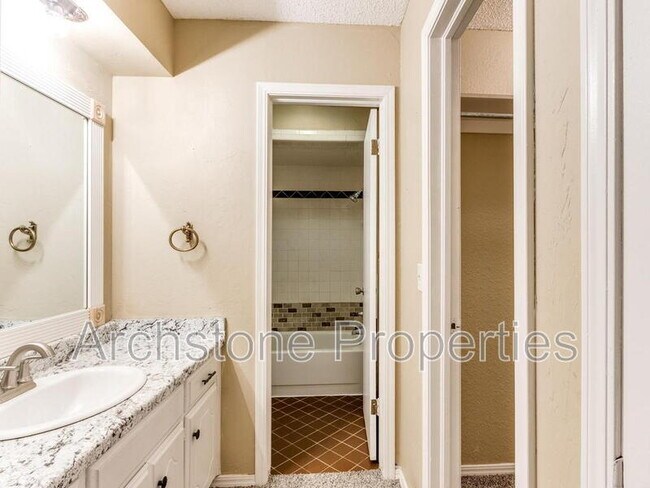 Building Photo - 6605 Lyrewood Ln