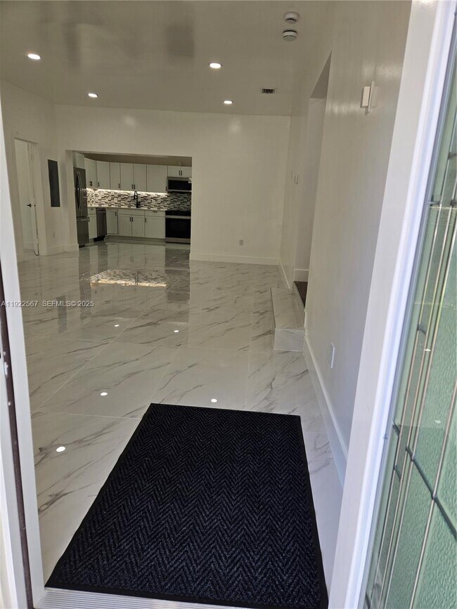 Building Photo - 987 NE 145th St