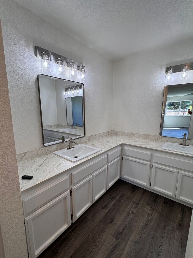 Building Photo - 11318 Torrey Pines Dr
