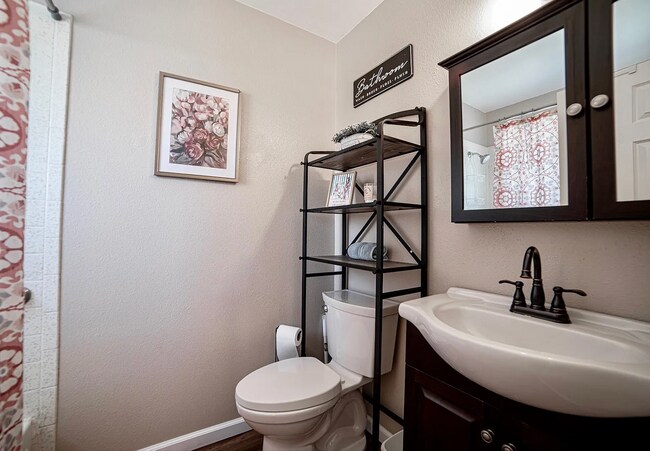 Building Photo - Single Family Home | 3 Bed 3 Bath /w walko...