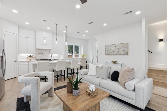 Building Photo - 1000 W 10th St