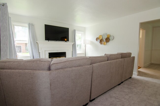 Building Photo - Gorgeous family home rental in Norfolk!